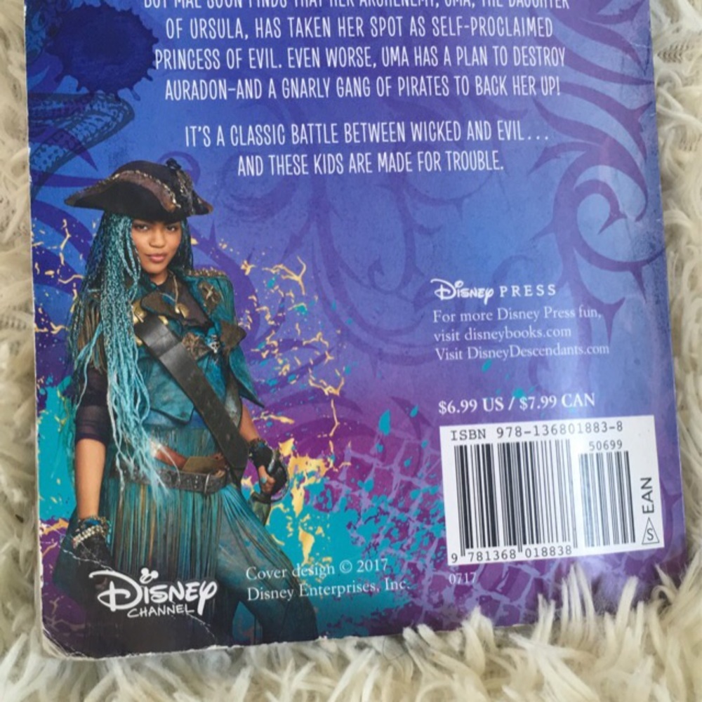 Used Descendants 2 chapter book - Picture 3 of 4